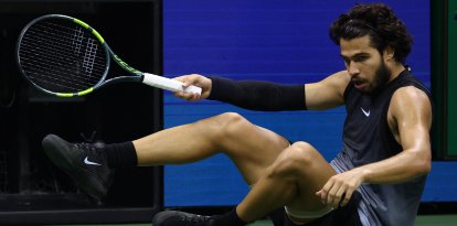 El español Carlos Alcaraz se cae durante el partido de cuartos de final de individuales masculinos contra el estadounidense Ben Shelton, en la décima jornada del torneo de tenis del US Open, celebrado en el Centro Nacional de Tenis Billie Jean King de la USTA, en la ciudad de Nueva York, el 9 de septiembre de 2026.