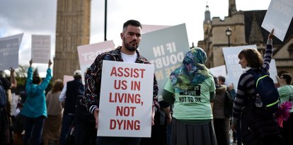 Un activista que se opone a la modificación de la ley sobre la muerte asistida sostiene una pancarta frente al Palacio de Westminster, sede de las Cámaras del Parlamento en el centro de Londres, el 11 de septiembre de 2026. Los legisladores del Reino Unido volverán a debatir la legalización de la muerte asistida, después de que la controvertida ley fuera aprobada por la Cámara Baja el año pasado, antes de que la Cámara Alta —cuya composición no es electiva— la echara por tierra con más de 1.200 enmiendas.