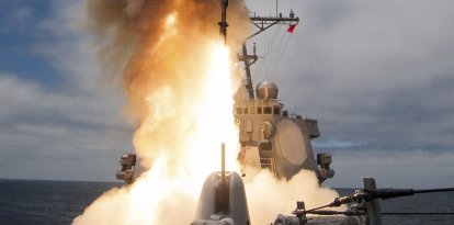 Océano Pacífico, 19 de junio de 2014 - El destructor lanzamisiles de la clase Arleigh-Burke USS John Paul Jones (DDG 53) lanza un misil Standard-6 (SM-6) durante una prueba de tiro real del sistema de armas Aegis del buque.