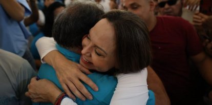 María Corina Machado se abraza con una seguidora tras regresar a Venezuela