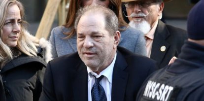 Harvey Weinstein saliendo del tribunal tras un día de deliberaciones del jurado en su juicio en Nueva York.