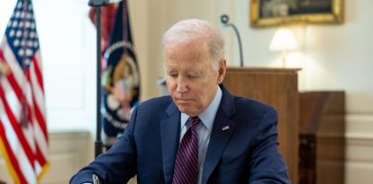 El presidente Joe Biden firma en el despacho oval en una imagen de archivo.