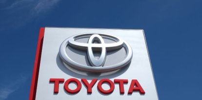 Imagen de archivo del logo de Toyota en el exterior de un concesionario.