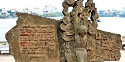 Monumento a McCain en Hanoi.