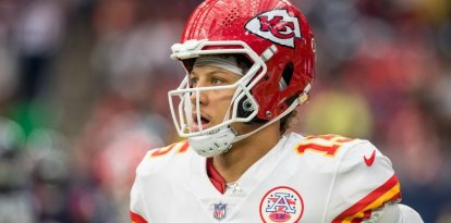 El quarterback de los Kansas City Chiefs Patrick Mahomes (15) durante un partido entre los Kansas City Chiefs y los Houston Texans en Houston, TX (foto de archivo).