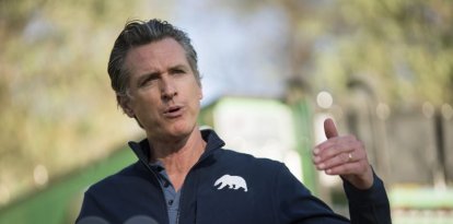 El gobernador de California Gavin Newsom durante un discurso al aire libre.