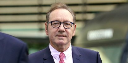 Kevin Spacey acude a los juzgados londinenses para recibir el veredicto sobre el juicio por agresión sexual a cuatro hombres en Gran Bretaña. Fue declarado inocente.