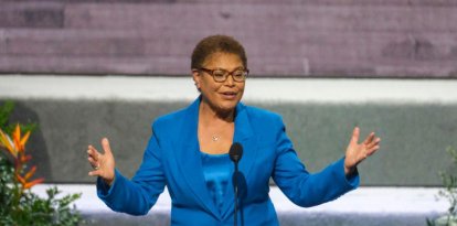 La alcaldesa de Los Ángeles, Karen Bass.