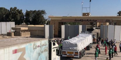 Dos camiones con ayuda humanitaria entran en la Franja de Gaza por Rafah el 21 de octubre de 2023.