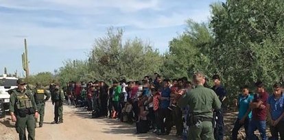 Agentes de la Patrulla Fronteriza detienen a 128 inmigrantes abandonados por traficantes en Tucson (Arizona) en 2018.