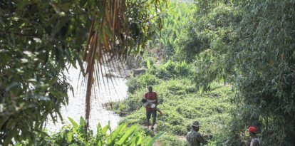 Migrantes cruzan el Darién.