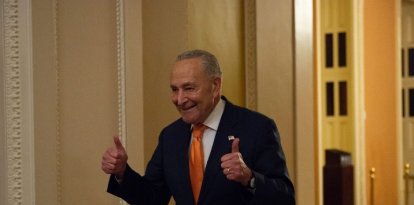Chuck Schumer celebra el resultado de una votación en el Senado.