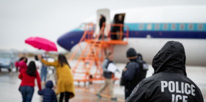 Inmigrantes suben a un avión en una foto de archivo.