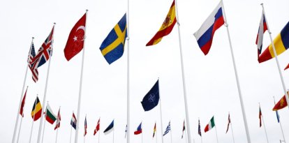 Funcionarios izan la bandera nacional sueca en un mástil durante una ceremonia de izado de la bandera para la adhesión de Suecia a la OTAN en la sede de la Alianza del Atlántico Norte en Bruselas, el 11 de marzo de 2024.
