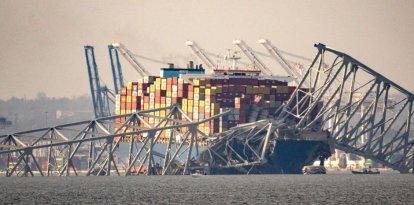 Parte de la estructura de acero del puente Francis Scott Key se encuentra encima del buque portacontenedores Dali después de que el puente colapsara en Baltimore