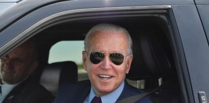 Biden en un carro eléctrico