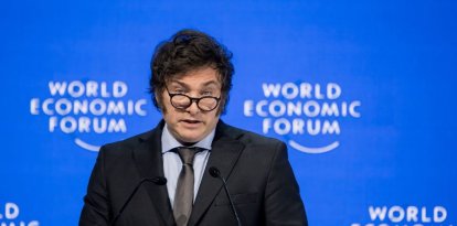 El presidente de Argentina, Javier Milei, pronuncia un discurso en la reunión del Foro Económico Mundial (FEM) en Davos el 17 de enero de 2024. (Foto de Fabrice Coffrini / AFP)
