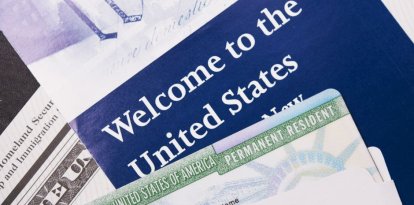Imagen de un cartel que dice "Bienvenido a los Estados Unidos" y documentación para los inmigrantes legales
