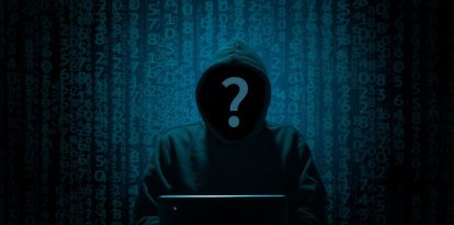 Silueta encapuchada de un hacker recopilando la "madre de todas las filtraciones".