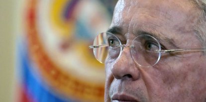 El ex presidente colombiano (2002-2010) Álvaro Uribe habla durante una conferencia de prensa-