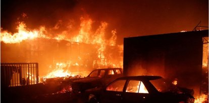 Vehículos y viviendas arden durante un incendio en Viña del Mar, Chile, el 2 de febrero de 2024.