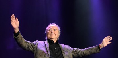 El cantante español Joan Manuel Serrat actúa en el escenario durante el último concierto de su gira de despedida, en Barcelona el 23 de diciembre de 2022.