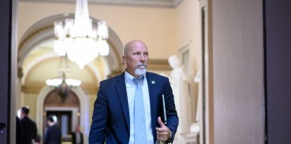 El representante estadounidense Chip Roy (R-TX) camina por el Capitolio de los Estados Unidos en Washington, DC