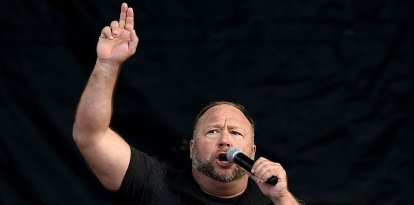 Un juez ordena la liquidación de los bienes de Alex Jones para retribuir a las familias de Sandy Hook, pero mantiene por fuera a Infowars