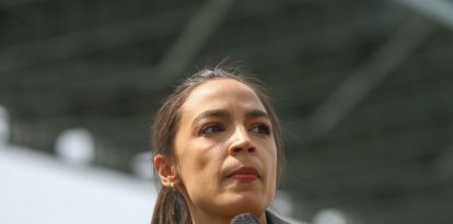 La congresista estadounidense Alexandria Ocasio-Cortez dio un discurso en Astoria Park, Queens, sobre el Nuevo Pacto Verde.