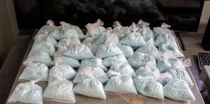 Píldoras de fentanilo incautadas por agentes del Servicio de Aduanas y Protección de Fronteras de Estados Unidos en el puerto de Mariposa, en Nogales (Arizona). Las pastillas, junto con polvo de fentanilo, heroína de alquitrán negro y metanfetaminas, estaban ocultas en la rueda de repuesto de un vehículo que intentaba entrar en EE.UU. desde México, el 6 de noviembre de 2023. Foto de la CBP por Jerry Glaser.
