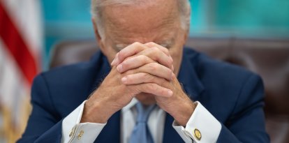 Biden se lamenta en una foto de archivo.