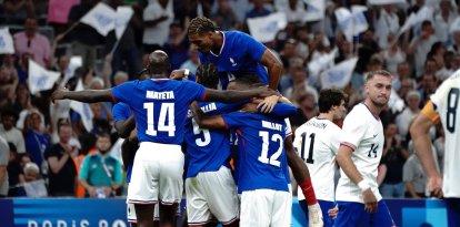 La selección francesa festeja el tercer gol a Estados Unidos en el debut de los juegos olímpicos.