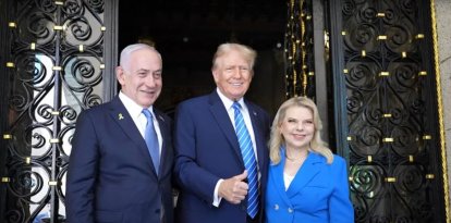 Benjamin Netanyahu  y a su esposa Sara con Donald Trump el 26 de julio de 2024.