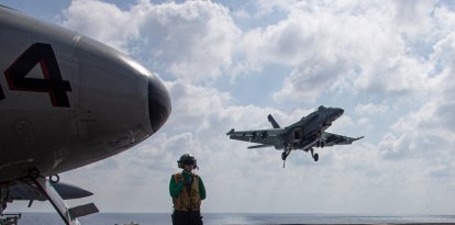 Un avión estadounidense en el mar Mediterráneo oriental