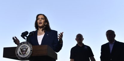 Kamala Harris da una rueda de prensa en la frontera, acompañada del secretario de Seguridad Nacional Alejandro Mayorkas y el senador demócrata Dick Durbin.