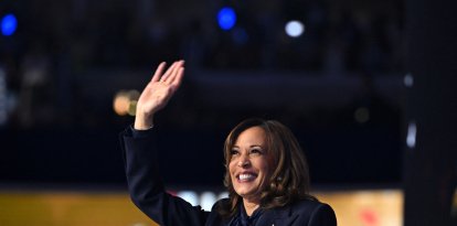 La candidata demócrata Kamala Harris en el escenario de la DNC