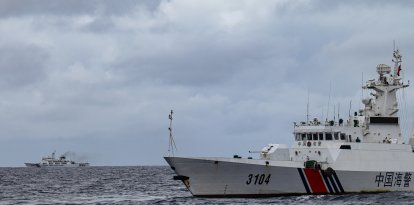 Buques de la Guardia Costera de China son vistos desde el buque de la Guardia Costera de Filipinas BRP Cabra durante una misión de suministro a Sabina Shoal en aguas disputadas del Mar de China Meridional el 26 de agosto de 2024.