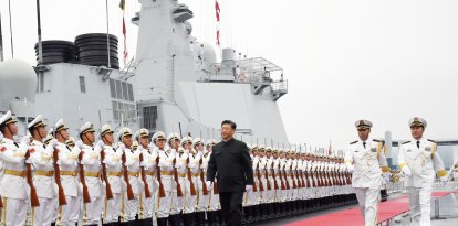 El presidente chino y presidente de la Comisión Militar Central, Xi Jinping, inspecciona a los guardias de honor del Ejército Popular de Liberación (EPL) chino.