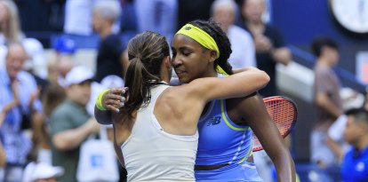 Flushing Meadows, Nueva York, EE.UU.: Emma Navarro estrecha la mano de Coco Gauff tras ganar su partido en la séptima jornada del US Open 2024 celebrado en el USTA Billie Jean King National Tennis Center el domingo 1 de septiembre de 2024 en el barrio de Flushing del distrito de Queens de la ciudad de Nueva York.