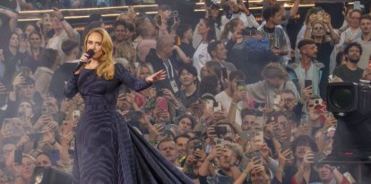 La cantante ADELE ofrece su concierto inaugural en el estadio al aire libre construido especialmente para la ocasión en Múnich.