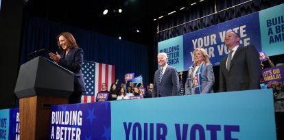 Kamala Harris se dirige a sindicalistas en un acto en presencia de Joe y Jill Biden en una foto de archivo en un evento organizado por la DNC.