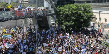 Familiares y simpatizantes de los rehenes israelíes retenidos por terroristas palestinos en la Franja de Gaza desde octubre levantan pancartas y corean consignas pidiendo su liberación durante una concentración en Tel Aviv el 2 de septiembre de 2024