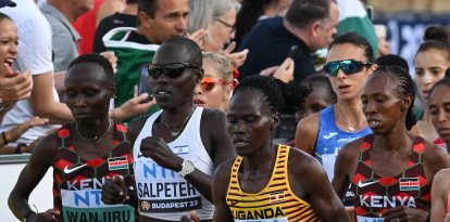 Rebecca Cheptegei (con la camiseta de Uganda), corre junto a otras deportistas durante los Mundiales de Atletismo de Budapest.