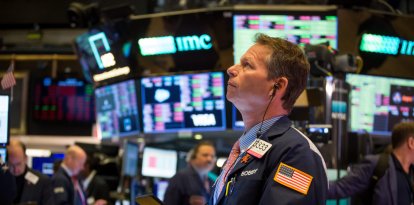 Un trader mira las pantallas en la Bolsa de Nueva York en una foto de archivo.