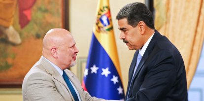 El fiscal de la Corte Penal Internacional Karim Khan saluda sonriente al dictador venezolano Nicolás Maduro en Caracas.