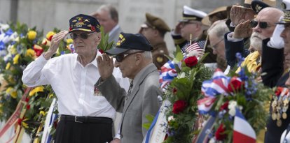 Los veteranos de la Segunda Guerra Mundial Harry Miller (izda.) y el coronel Frank Cohn (dcha.) saludan durante una ceremonia de colocación de coronas durante la celebración del Día de la Victoria en Europa en el Monumento Nacional de la Segunda Guerra Mundial en Washington, DC, el 8 de mayo de 2024.