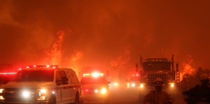 Bomberos luchando contra el fuego en el incendio del Aeropuerto en California.