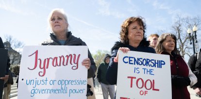 Manifestantes que alegan que el gobierno presionó o actuó en connivencia con plataformas de redes sociales para censurar contenidos con el pretexto de luchar contra la desinformación protestan ante el Tribunal Supremo de Estados Unidos en Washington, DC, el 18 de marzo de 2024, mientras el Tribunal escucha los argumentos orales en el caso Murthy contra Missouri.