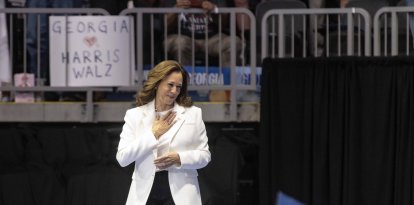 Kamala Harris agradece los gritos de apoyo de los asistentes a un acto de campaña mientras sube al escenario.