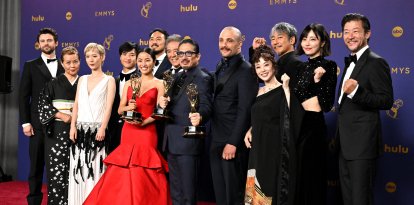 El equipo de 'shogun' posa ante la prensa con sus estatuillas tras hacer historia en los Emmy, al convertirse en la serie más laureada.